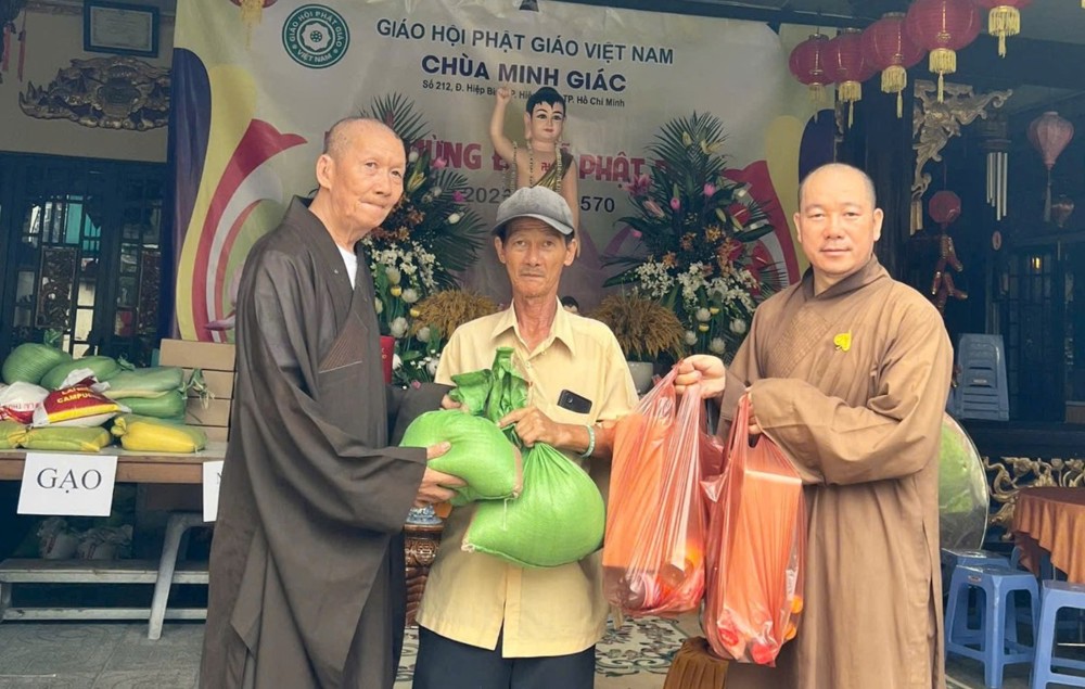 TP.HCM: Chùa Minh Giác tổ chức Đại lễ Phật đản và trao tặng quà đến bà con khó khăn