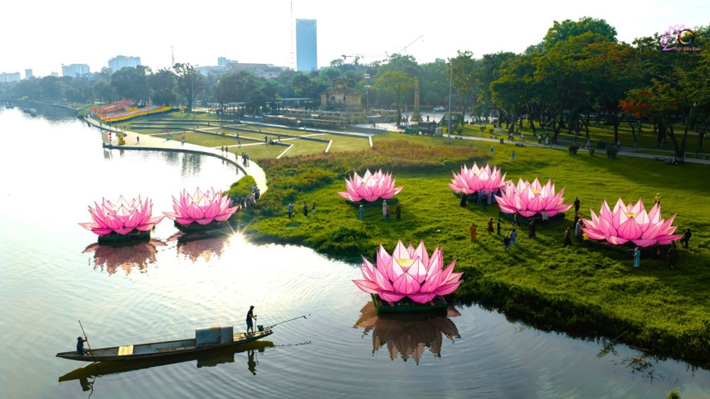 Huế: Hạ thủy 7 hoa sen trên sông Hương kính mừng Đại lễ Phật đản PL.2570 - DL.2026