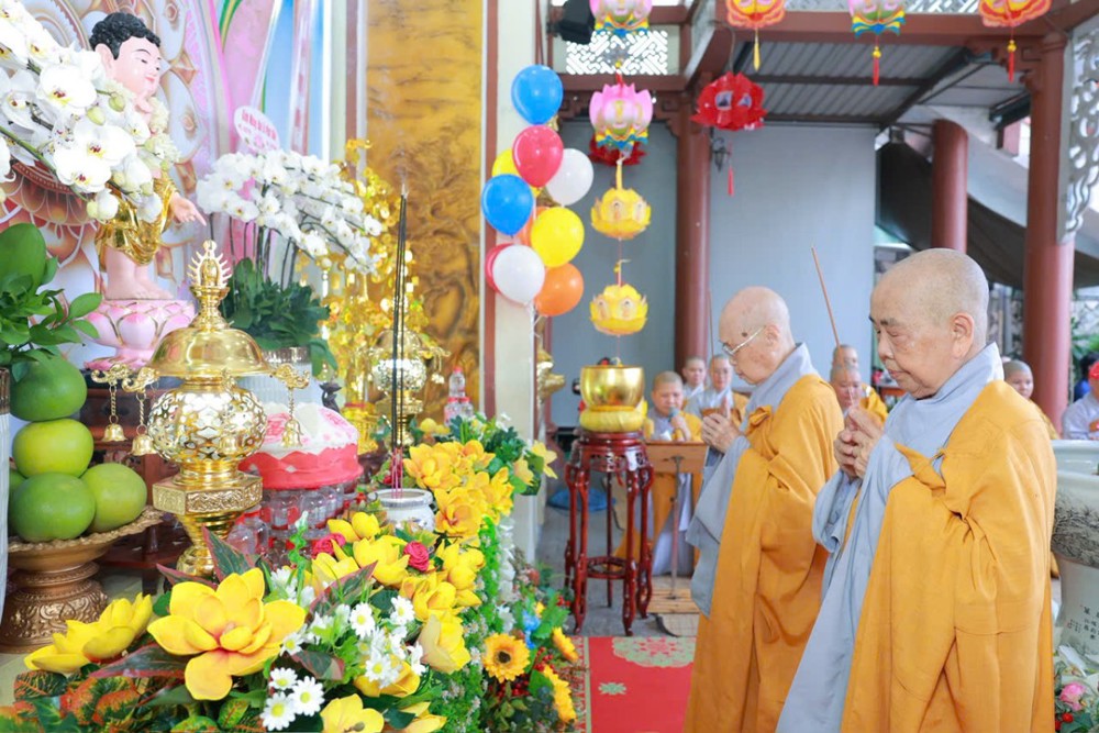 TP.HCM: Ni viện Vạn Hạnh trang nghiêm cử hành Lễ tắm Phật kính mừng Đại lễ Phật đản PL.2570