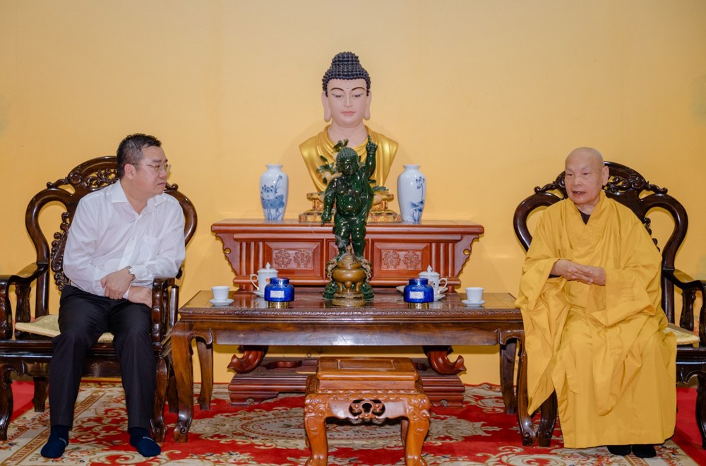 Giám đốc Sở Dân tộc và Tôn giáo TP.HCM chúc mừng Phật đản Trưởng lão Hoà thượng Chủ tịch