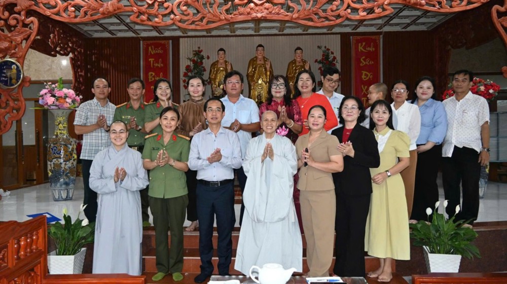Cà Mau: Phó Bí thư Tỉnh ủy, Chủ tịch Ủy ban MTTQVN tỉnh Hồ Thanh Thủy thăm và chúc mừng Đại lễ Phật đản PL.2570 tại chùa Kim Sơn