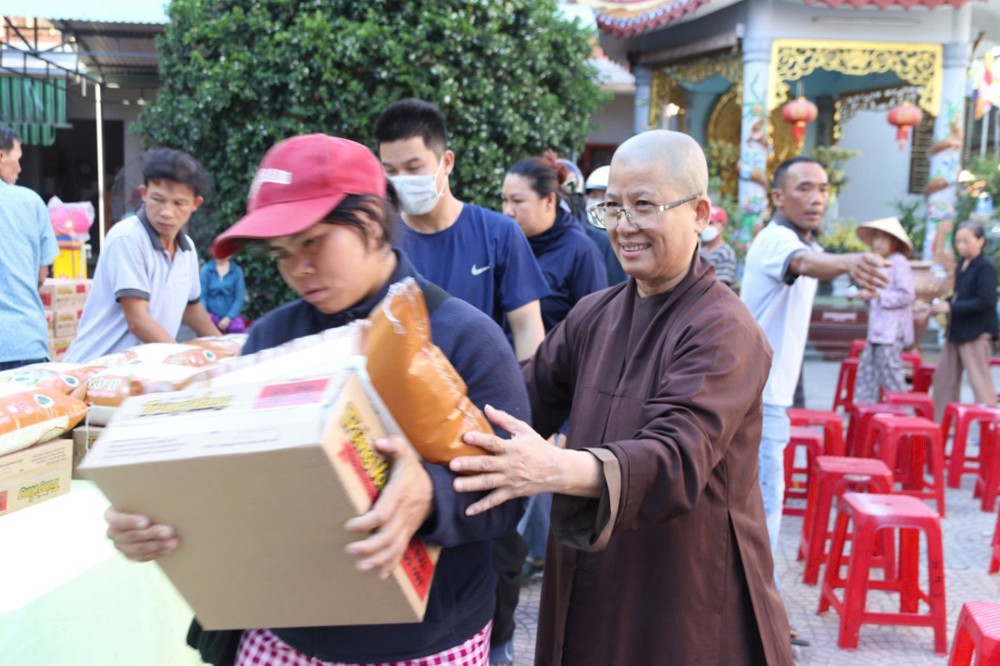 Đà Nẵng: Chùa Phổ Hiền tặng quà cho bà con khó khăn nhân mùa Phật đản PL.2570