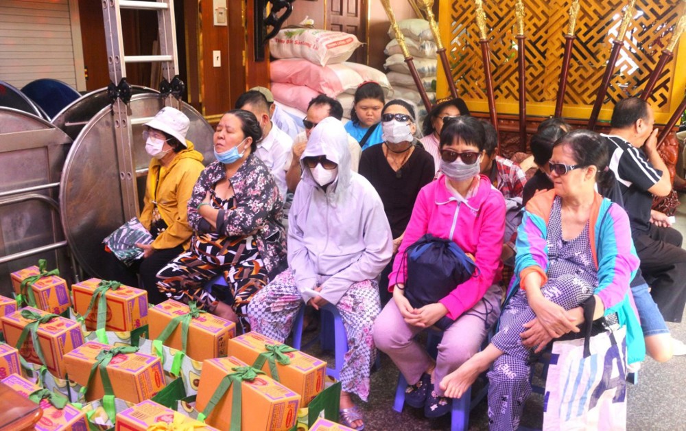 TP.HCM: Chùa Lộc Dã trao 100 phần quà hỗ trợ người khiếm thị và hộ khó khăn nhân mùa Phật đản