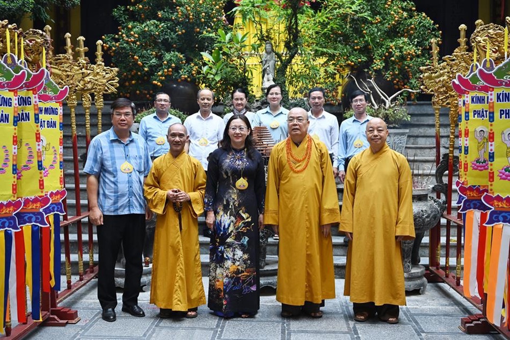 Lào Cai: Đoàn công tác Tỉnh ủy, HĐND, UBND, Ủy ban MTTQ Việt Nam tỉnh thăm và chúc mừng Trung ương GHPGVN nhân mùa Phật đản PL.2570插图15