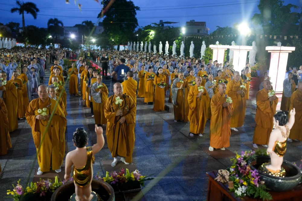 Tây Ninh: Hàng ngàn Phật tử tham dự Đại lễ Phật đản PL.2570 tại chùa Linh Nguyên