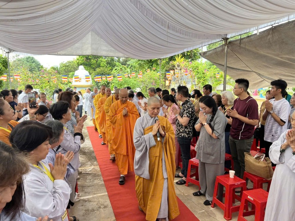 TP.HCM: Phân ban QLCCSBT từ thiện xã hội Phật giáo (Ban TT-XH TƯ) cúng dường Tăng Ni và trao quà cho người nghèo nhân mùa Phật đản