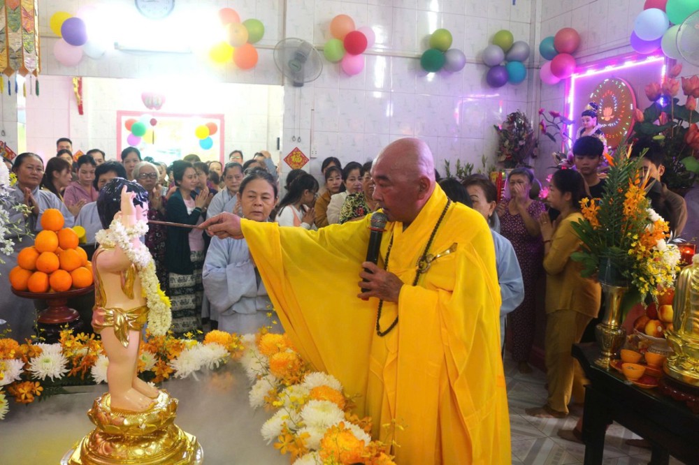 TP.HCM: Chùa Thiên Trường trang nghiêm tổ chức lễ tắm Phật theo truyền thống