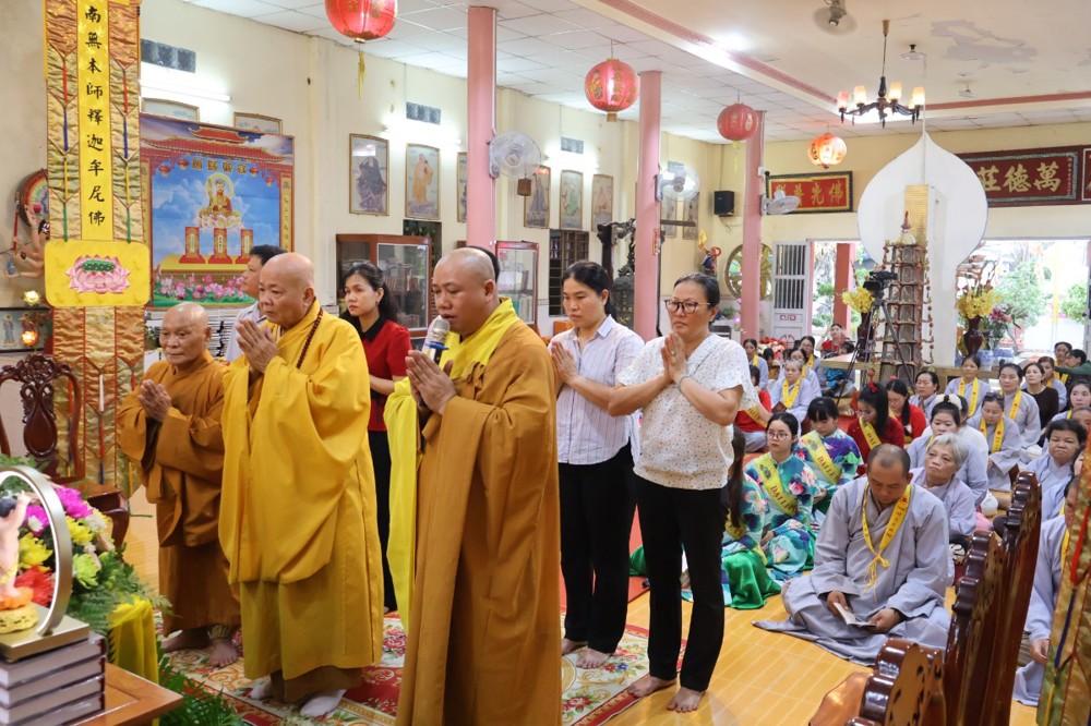 Đồng Tháp: Chùa Phước Vân trang nghiêm tổ chức Đại lễ Phật đản PL.2570 và trao quà đến người dân khó khăn