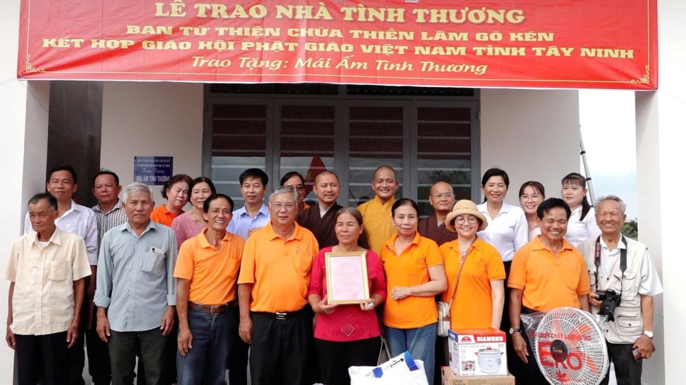 Tây Ninh: Ban Trị sự tỉnh tổ chức lễ trao tặng căn nhà mái ấm tình thương tại xã Mỹ Hạnh.