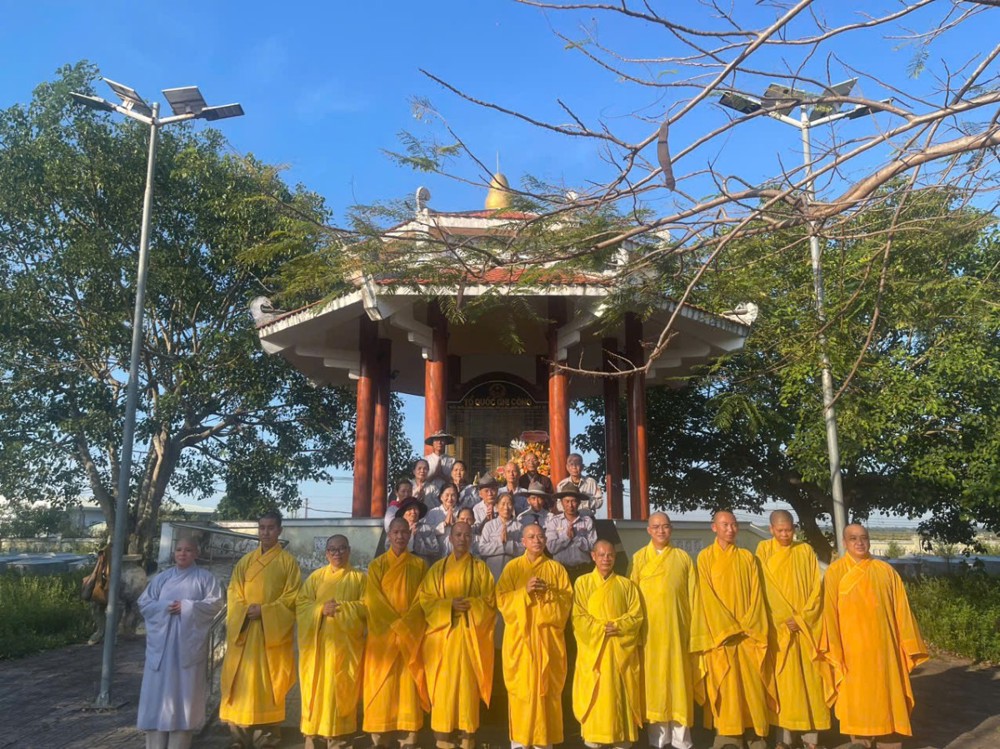 Đà Nẵng: Ban Trị sự Giáo hội Phật giáo Thành phố Đà Nẵng dâng hương tưởng niệm tại Nghĩa trang liệt sĩ tại xã Thăng Điền.