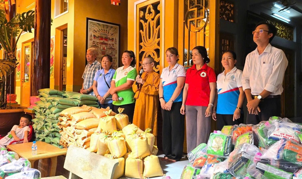 TP.HCM: Tịnh xá Ngọc Sơn trao quà cho người dân có hoàn cảnh khó khăn nhân mùa Phật đản PL.2570