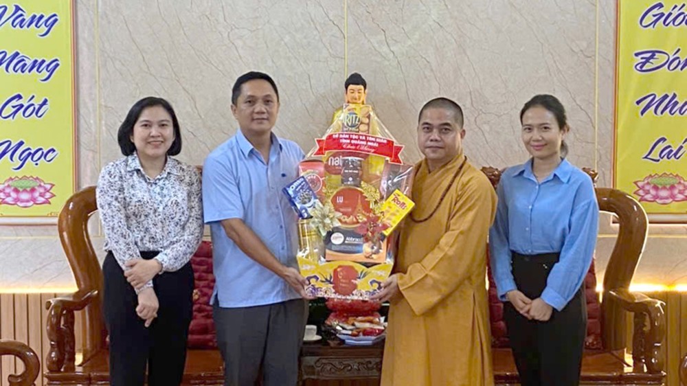 Quảng Ngãi: Sở Dân tộc và Tôn giáo tỉnh thăm, chúc mừng chùa Khánh Linh nhân mùa Phật đản PL.2570