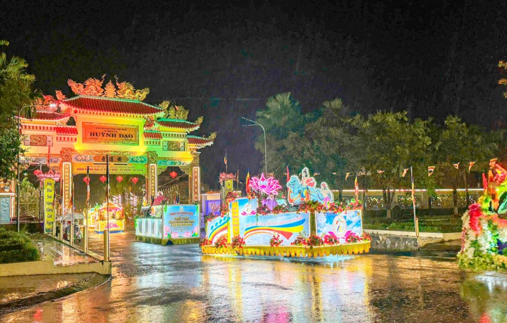 An Giang: Diễu hành xe hoa kính mừng Đại lễ Phật đản PL.2570