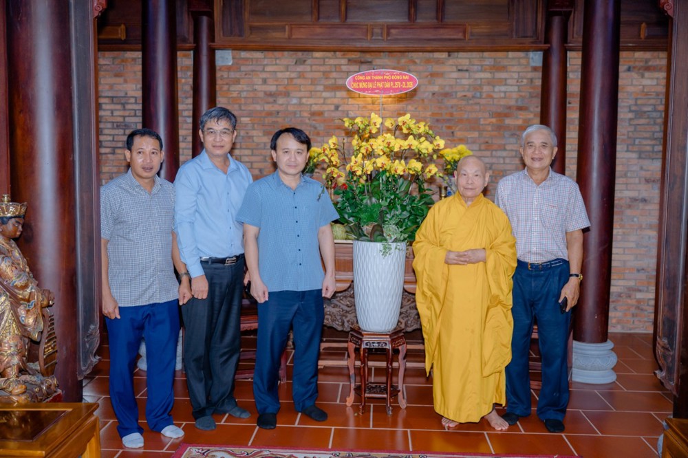 Đồng Nai: Công an Thành phố chúc mừng Phật đản Trưởng lão Hòa thượng Chủ tịch