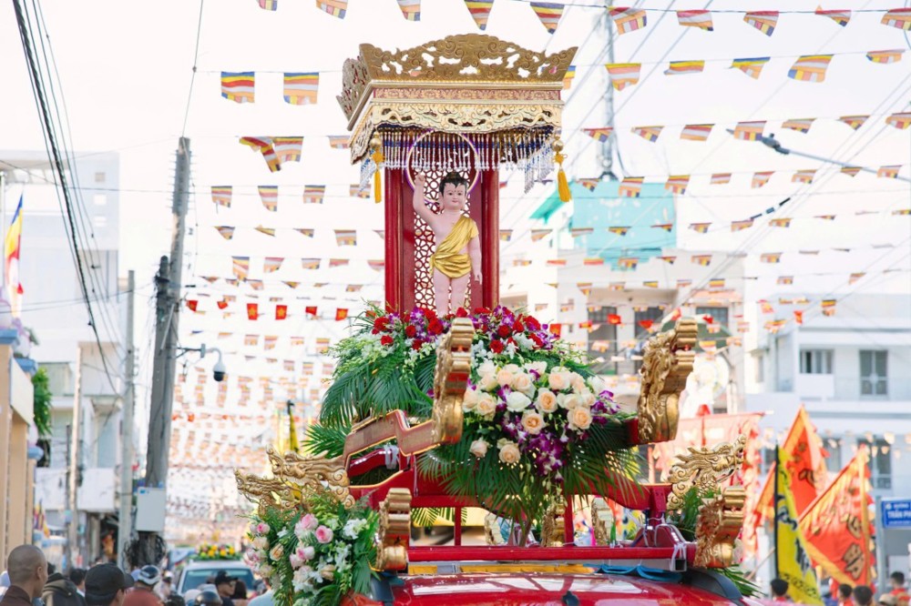 Lâm Đồng: Trang nghiêm lễ rước Phật Đản sanh và thắp sáng 7 đóa sen trên sông Cà Ty mùa Phật đản PL.2570