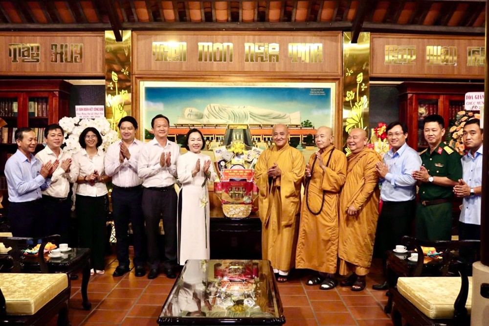 TP.HCM: Lãnh đạo phường Thủ Dầu Một thăm, chúc mừng nhân Đại lễ Phật đản Phật lịch 2570