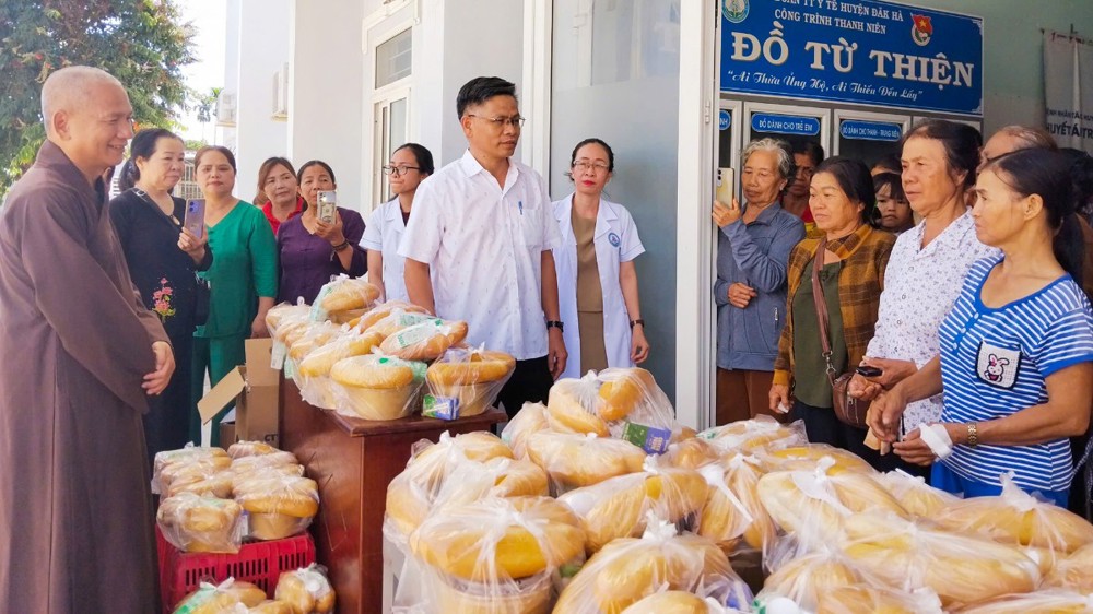 Quảng Ngãi: Chùa Tháp Kỳ Quang phát cơm từ thiện tại Trung tâm Y tế Đăk Hà nhân mùa Phật đản