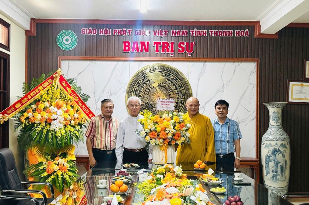 Thanh Hóa: Phó chủ tịch không chuyên trách Ủy ban Trung ương MTTQ Việt Nam Trần Xuân Mạnh chúc mừng Đại lễ Phật đản PL.2570
