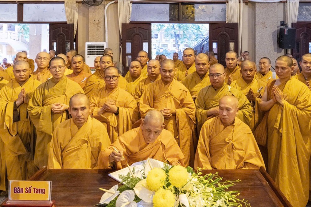 TP.HCM: Ban Giám hiệu và Tăng Ni sinh Trường Trung cấp Phật học TP.HCM thành kính viếng tang Trưởng lão Hòa thượng Thích Giác Tường