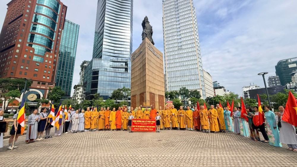 TP.HCM: Chư Tôn đức Tăng Ni, Phật tử dâng hương tại các Tượng đài lịch sử nhân mùa Phật đản PL.2570