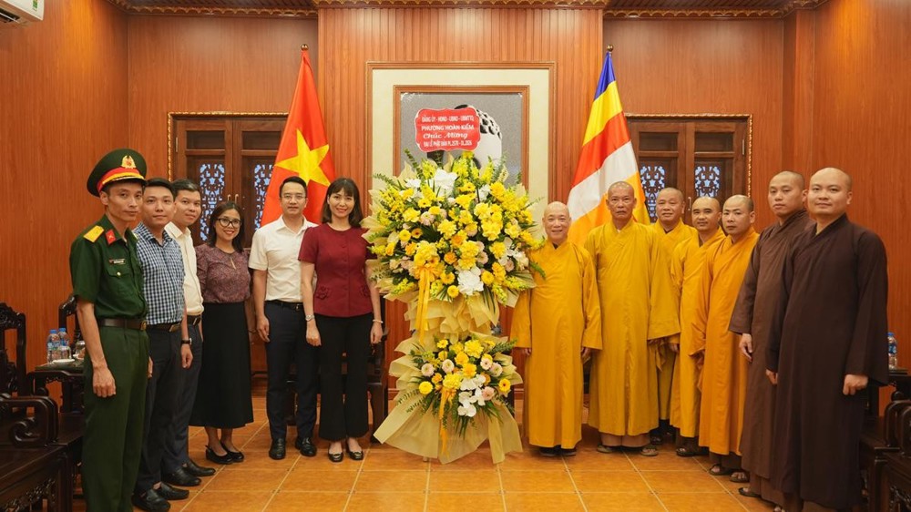 Lãnh đạo phường Hoàn Kiếm và phường Cửa Nam thăm, chúc mừng BTS GHPGVN TP Hà Nội nhân mùa Phật đản PL.2570