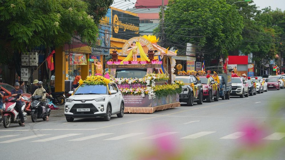 Hà Nội: Tăng Ni, Phật tử xã Sóc Sơn trang nghiêm diễu hành xe hoa kính mừng ngày Đản sinh của Đức Từ Phụ