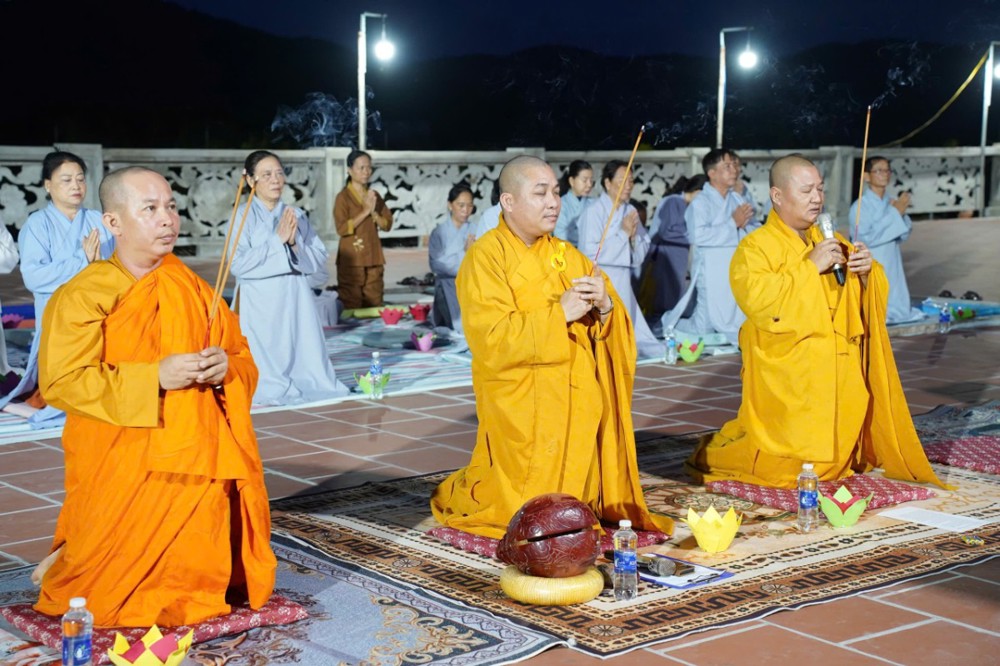 An Giang: Khóa tu “Quán Âm” trì tụng 108 biến chú Đại Bi, lạy 500 lạy định kỳ tại chùa Hải Sơn (chùa Hang)