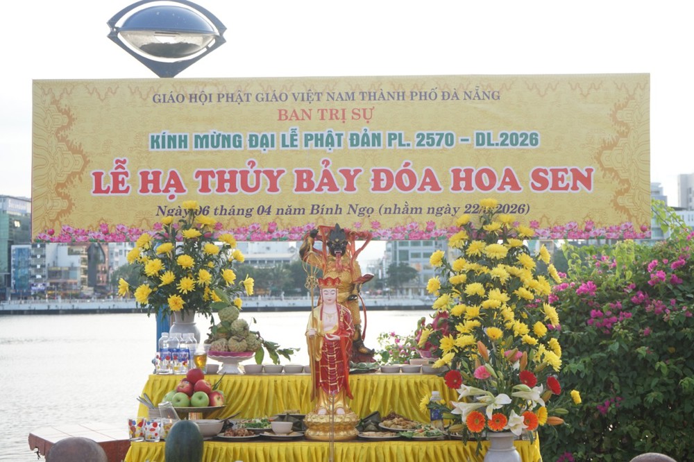 Đà Nẵng: Lễ hạ thủy 7 đóa sen trên sông Hàn nhân mùa Phật đản PL.2570 - DL.2026