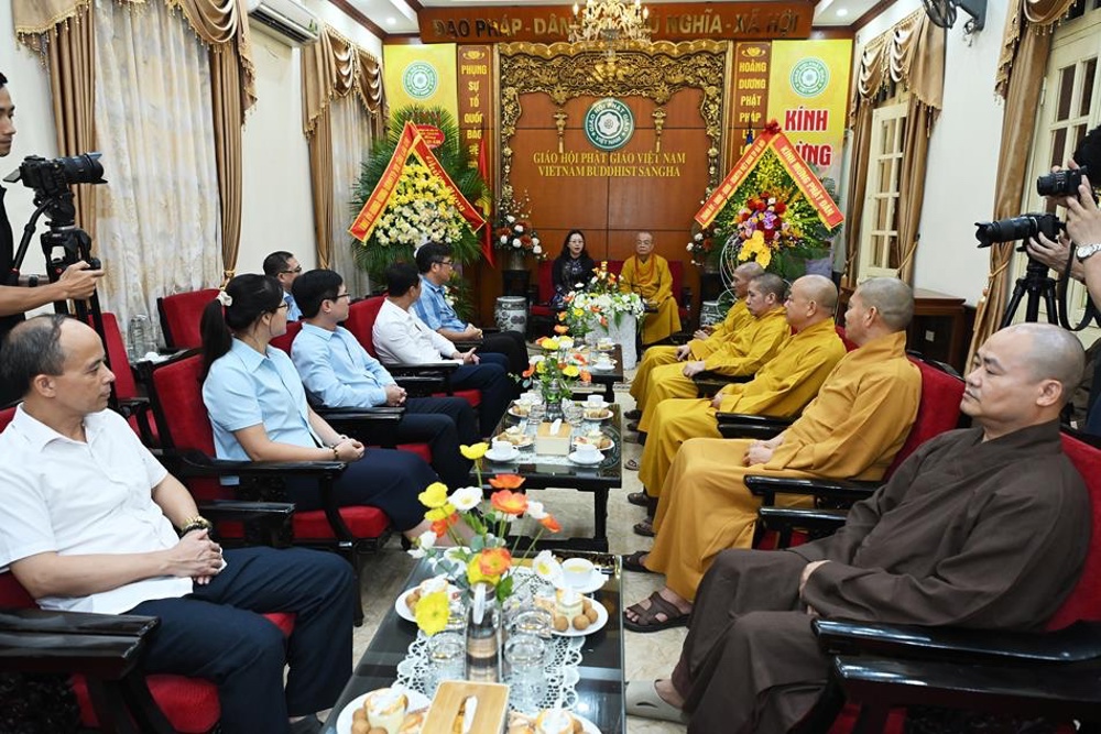 Lào Cai: Đoàn công tác Tỉnh ủy, HĐND, UBND, Ủy ban MTTQ Việt Nam tỉnh thăm và chúc mừng Trung ương GHPGVN nhân mùa Phật đản PL.2570插图7
