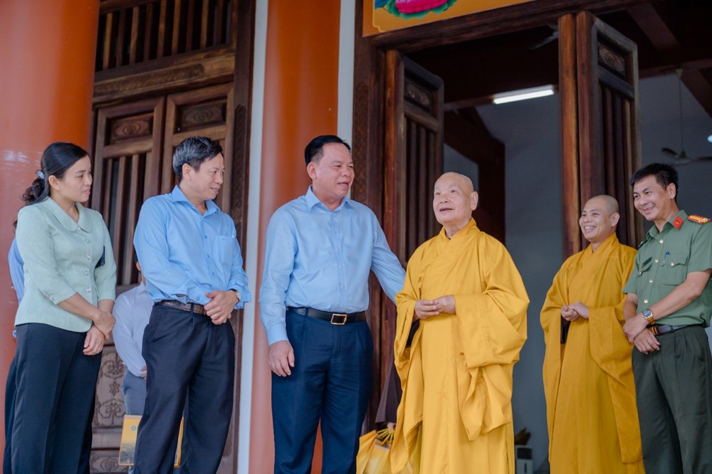 Đồng Nai: Lãnh đạo Thành ủy thăm Trưởng lão Hòa thượng Chủ tịch nhân Đại lễ Phật đản