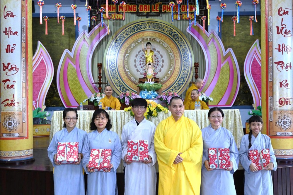/tp-hcm-chua-lien-tri-p-vung-tau-tp-hcm-trao-giai-cuoc-thi-viet-loi-tri-an-duc-phat-kinh-mung-phat-dan-74