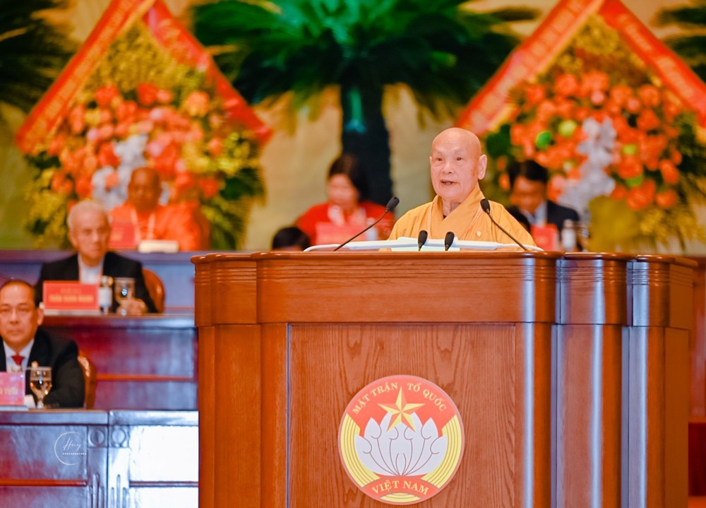Trưởng lão Hòa thượng Thích Thiện Nhơn phát biểu tham luận về vai trò của Phật giáo trong xây dựng khối đại đoàn kết toàn dân tộc