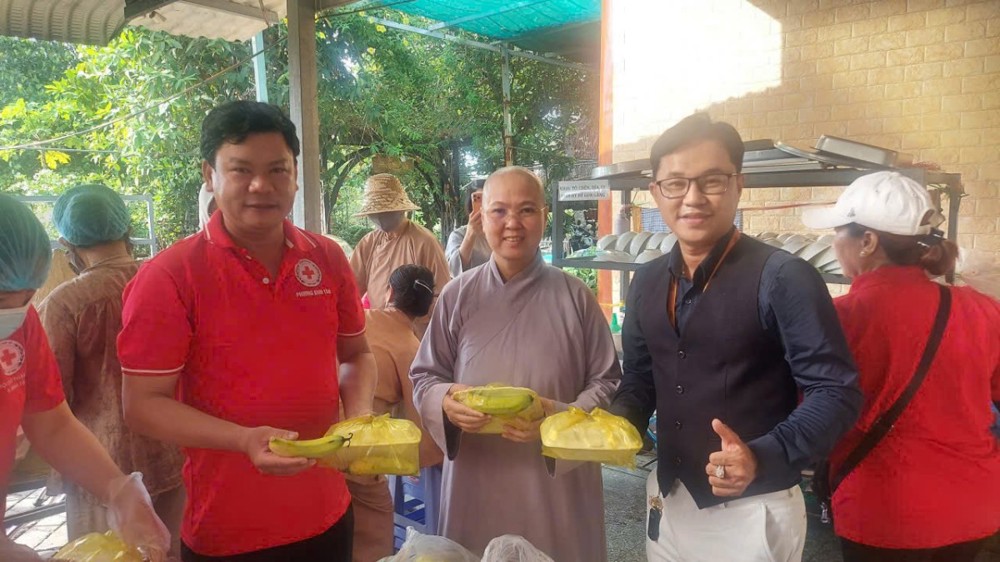 TP.HCM: Tu viện Long Hưng trao tặng 1.000 suất cơm chay lan tỏa yêu thương cộng đồng