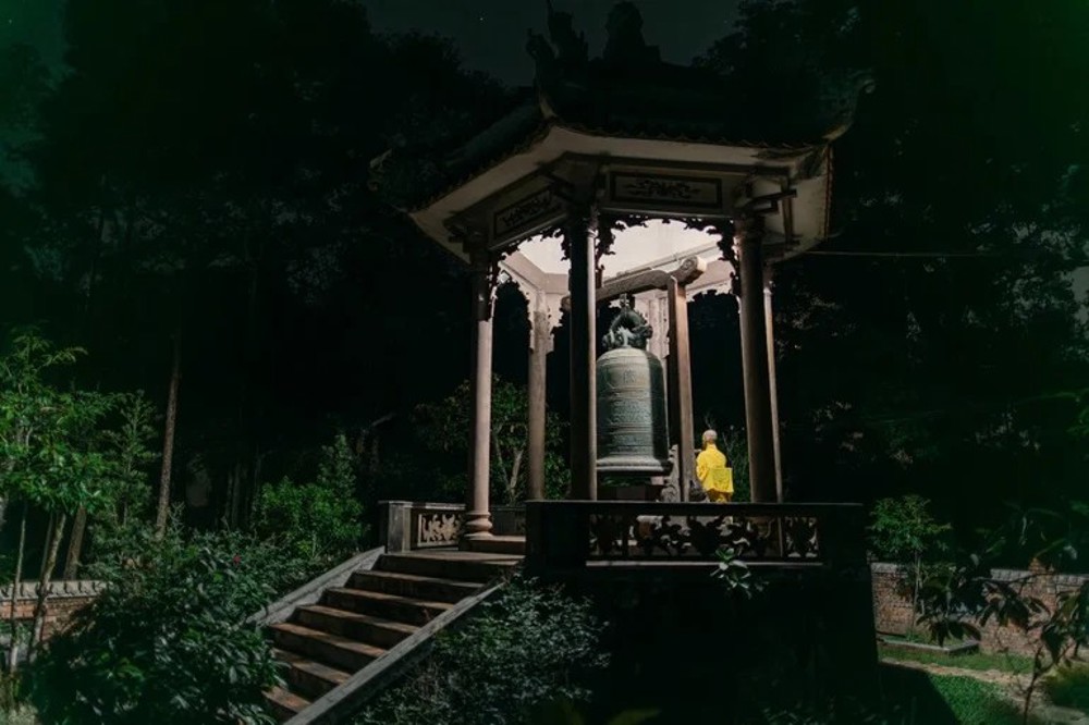 Tiếng chuông thù ân trong sương sớm Thiền Tôn