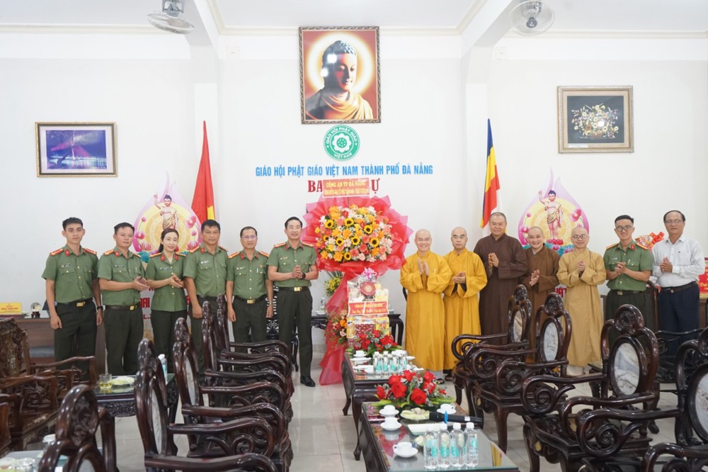 Đà Nẵng: Lãnh đạo Công an thành phố thăm và chúc mừng Đại lễ Phật Đản PL.2570