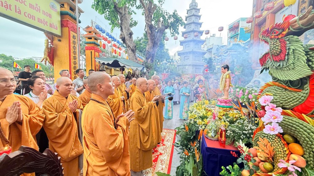 TP.HCM: Phật giáo liên phường Quận 1 cũ trang nghiêm tổ chức lễ tắm Phật tại Tổ đình chùa Vạn Thọ
