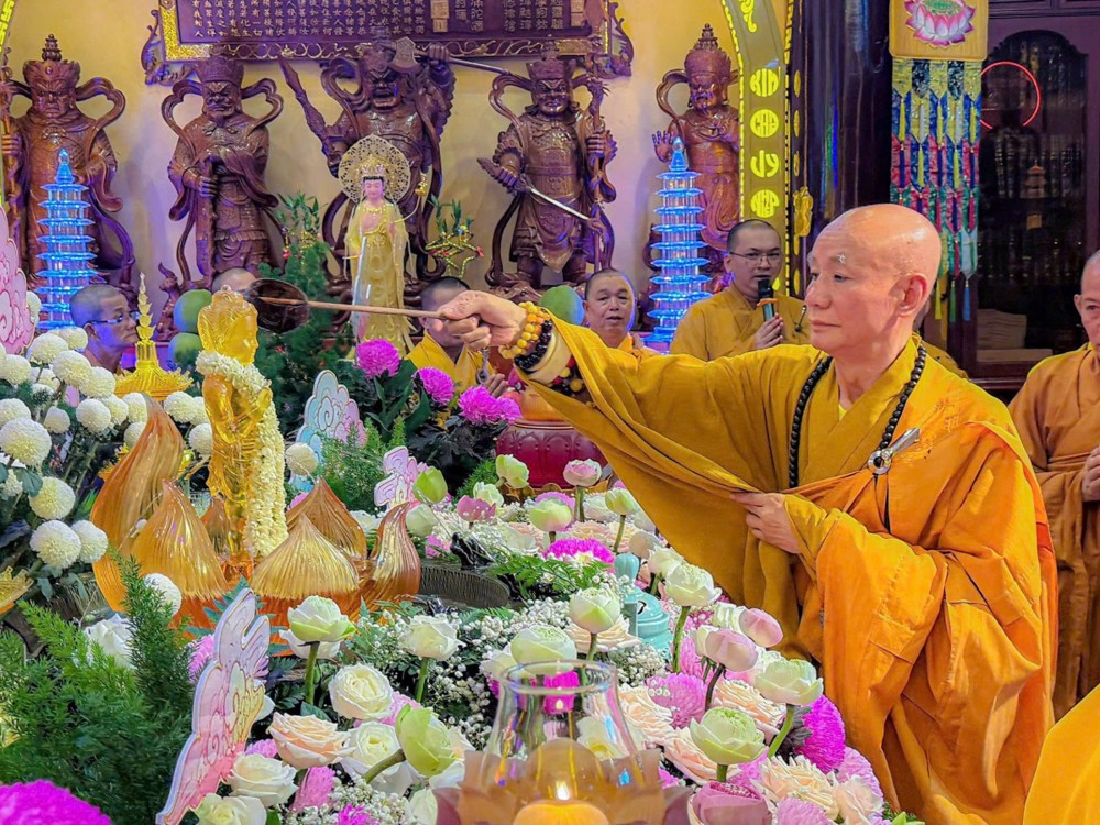 TP.HCM: Chùa Đại Giác trang nghiêm cử hành lễ Tắm Phật kính mừng Đại lễ Phật đản PL.2570
