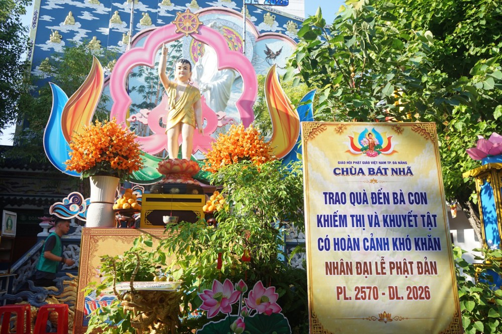 Đà Nẵng: chùa Bát Nhã tặng quà cho các hoàn cảnh khó khăn nhân mùa Khánh đản PL.2570