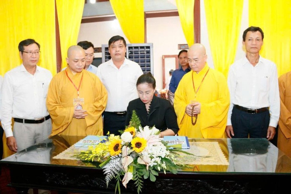 Lãnh đạo Thành ủy, HĐND, UBND thành phố Đà Nẵng kính viếng tang Hòa thượng Thích Phước Minh