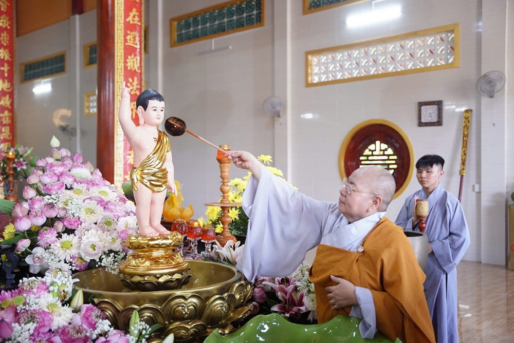 Đồng Tháp: Chùa Hội Phước (xã Lai Vung) trang nghiêm lễ tắm Phật và trao quà từ thiện 
