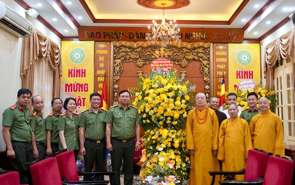 Hà Nội: Lãnh đạo Công an Thành phố Hà Nội chúc mừng TƯ GHPGVN nhân dịp Đại lễ Phật đản PL.2570- DL.2026