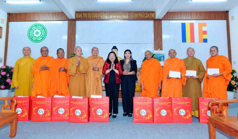 Cần Thơ: Lãnh đạo thành phố thăm và chúc mừng Ban Trị sự GHPGVN thành phố nhân Đại lễ Phật đản PL.2570