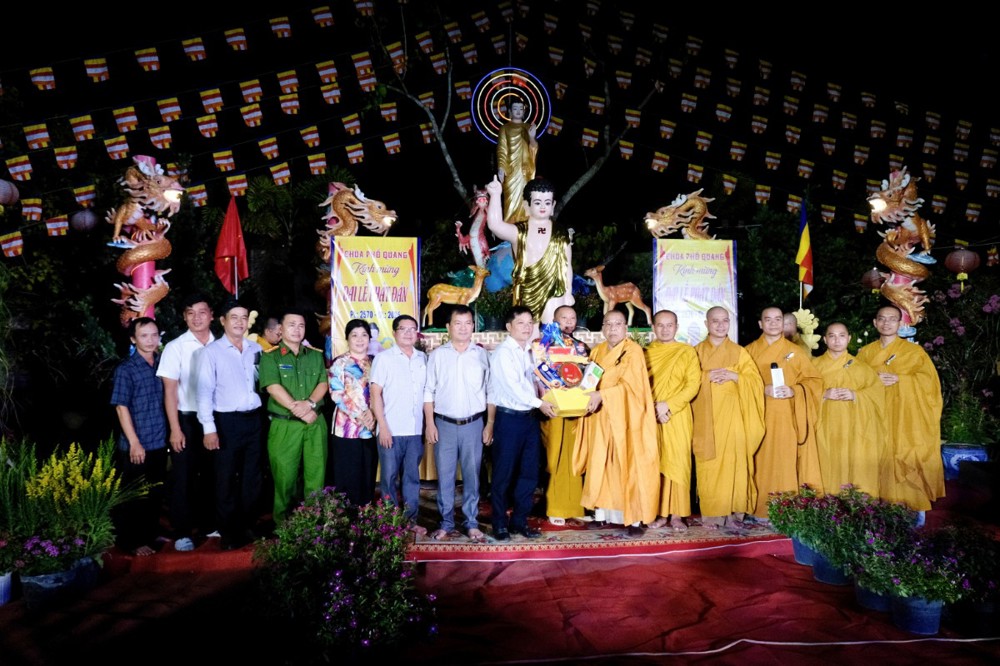 Cần Thơ: Chùa Phổ Quang tổ chức Đại lễ Phật đản và trao tặng quà đến bà con khó khăn