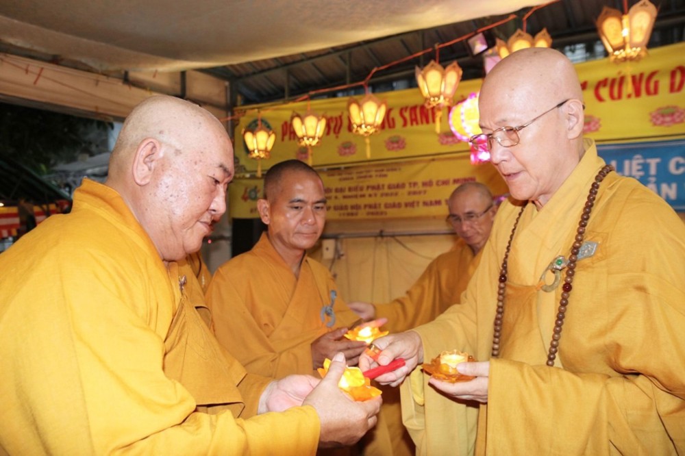 TP.HCM: Chùa Thiên Tôn trang nghiêm tổ chức lễ thắp nến cầu nguyện kính mừng Đức Phật đản sinh