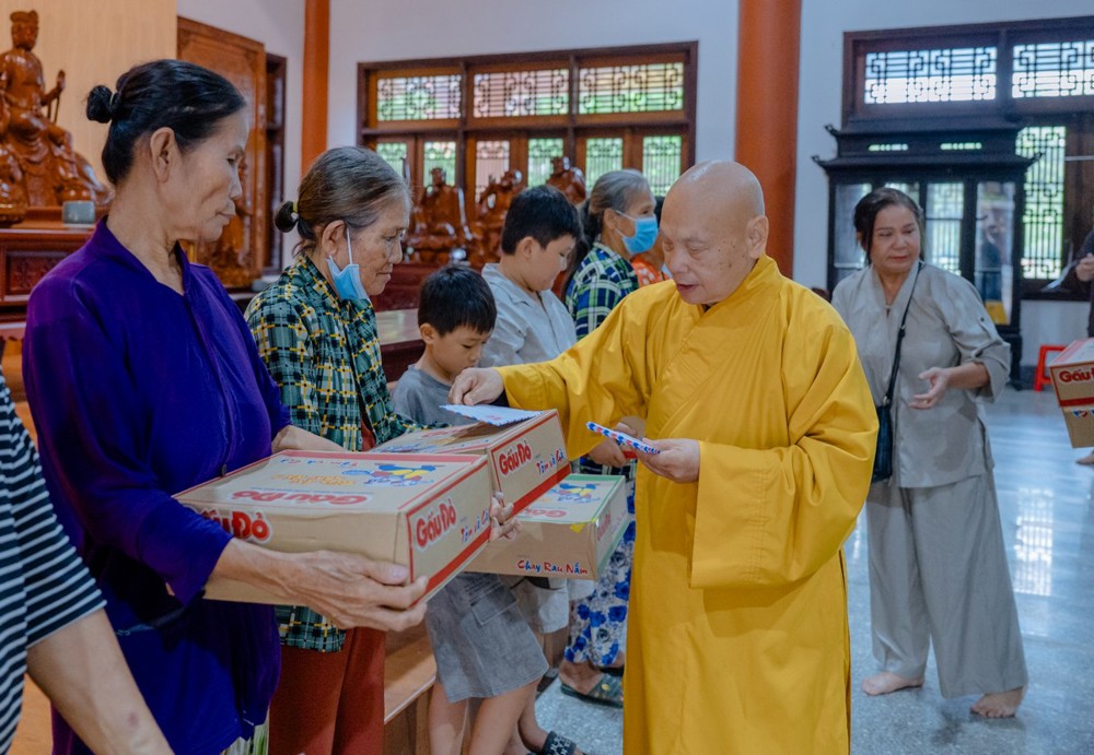 Đồng Nai: Trưởng lão Hòa thượng Chủ tịch trao quà Phật đản đến người dân có hoàn cảnh khó khăn