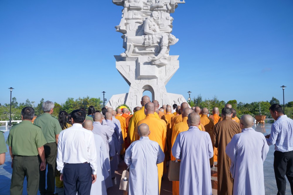 Vĩnh Long: Đoàn Đại biểu Phật giáo tỉnh kính viếng Đền thờ Chủ tịch Hồ Chí Minh và Nghĩa trang Liệt sĩ 