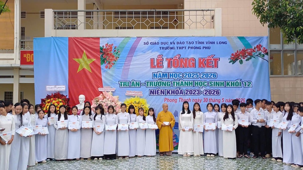 Vĩnh Long: Hòa thượng Thích Trí Minh đồng hành cùng mạnh thường quân trao 338 phần quà yêu thương đến học sinh Trường THPT Phong Phú