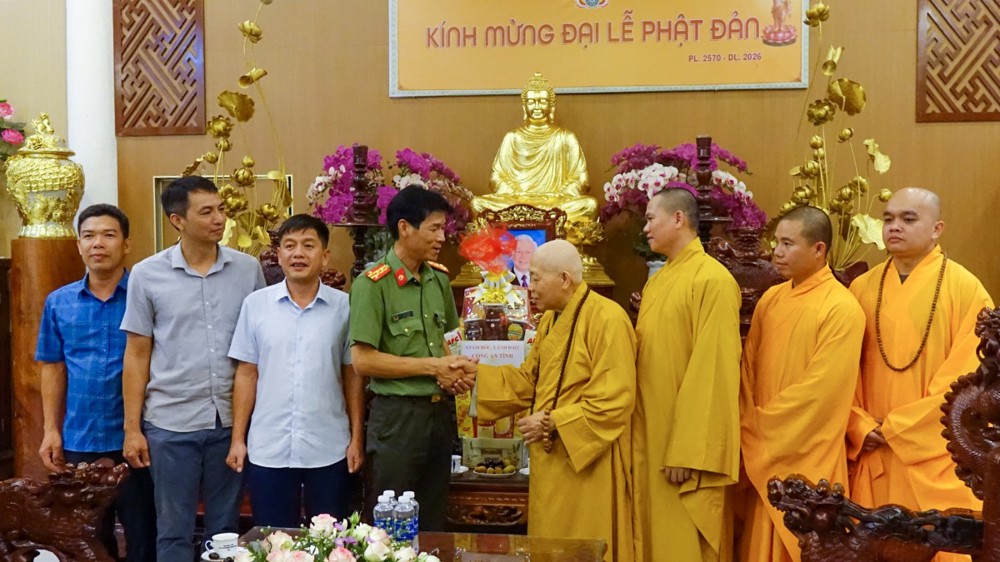 Quảng Ngãi: Lãnh đạo Công an tỉnh thăm, vấn an Hòa thượng Thích Quảng Xả nhân mùa Phật đản PL.2570 – DL.2026