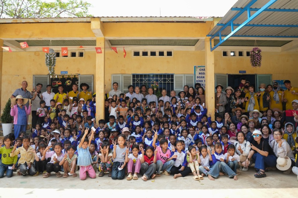 Quảng Ngãi: Chùa Pháp Hưng và Tịnh thất Pháp Thủy trao gần 1.000 phần quà lan tỏa yêu thương nơi vùng khó