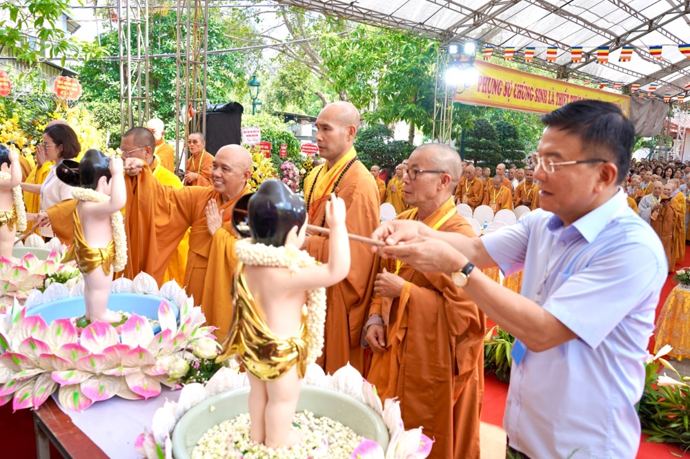 Hà Nội: Ban đại diện Phật giáo liên phường Long Biên trang nghiêm tổ chức Đại lễ Phật đản PL.2570